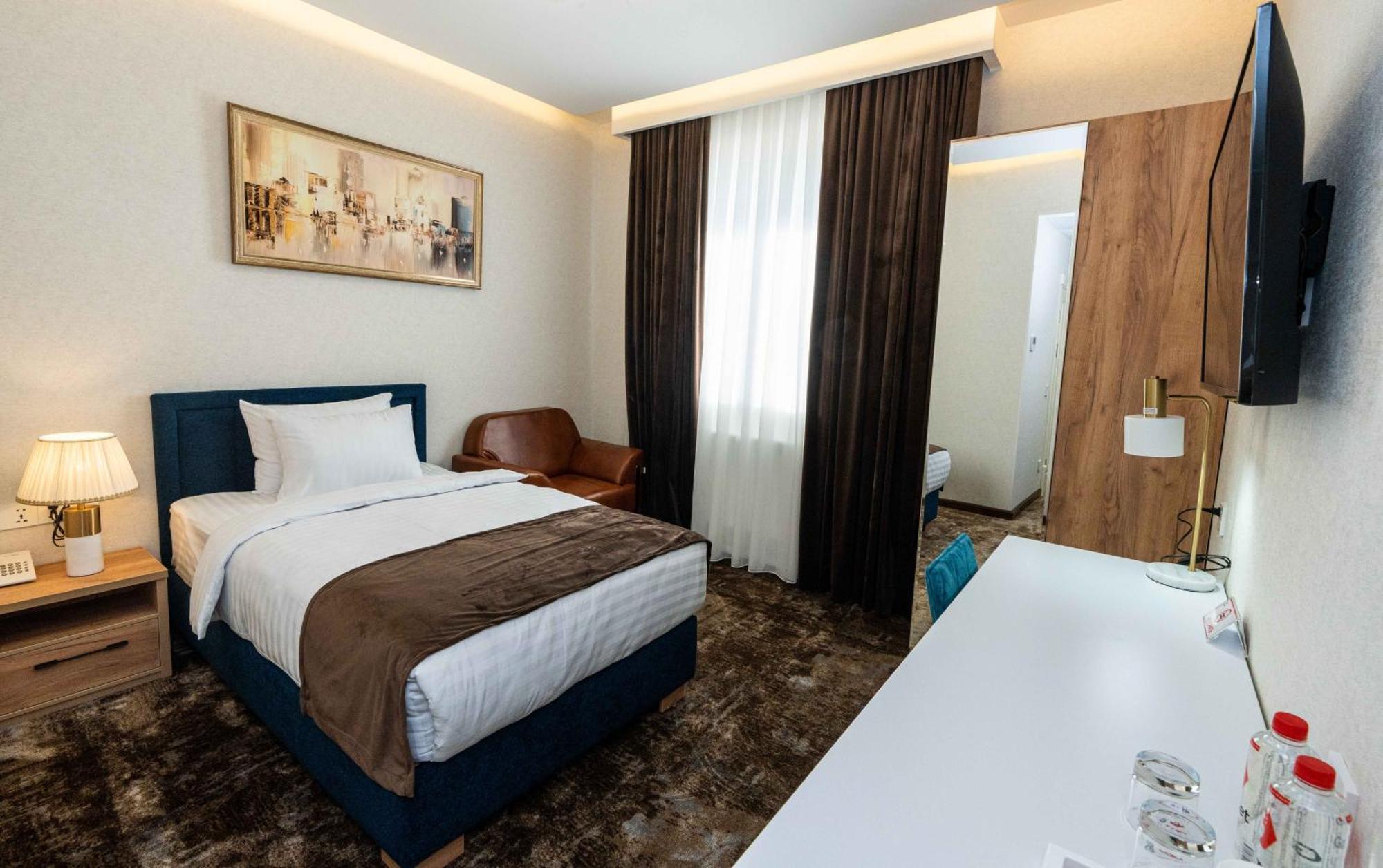 Garnet Mir Hotel Ташкент Екстериор снимка