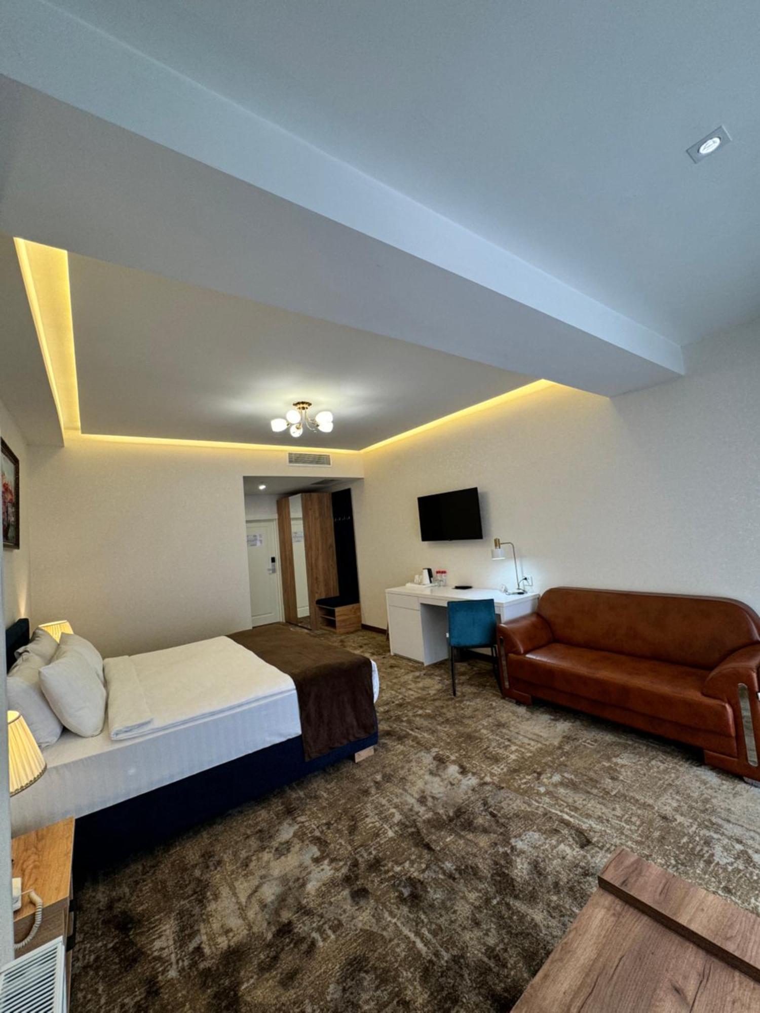 Garnet Mir Hotel Ташкент Екстериор снимка