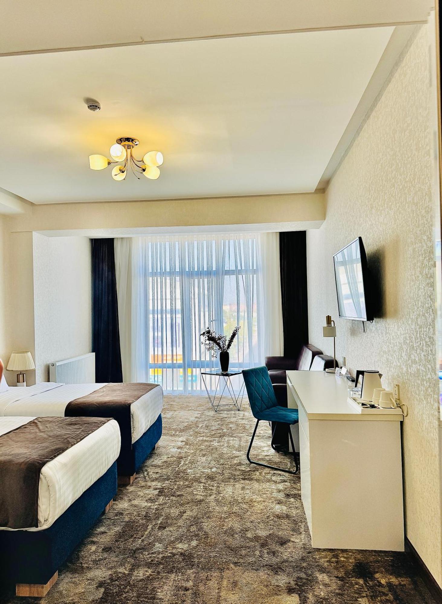 Garnet Mir Hotel Ташкент Екстериор снимка